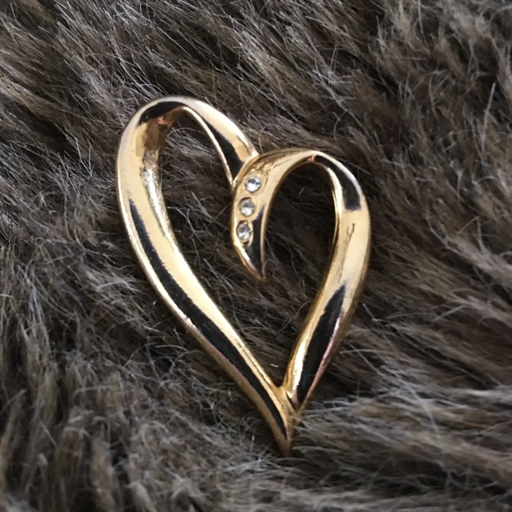 Vintage gold tone rhinestone heart pin brooch